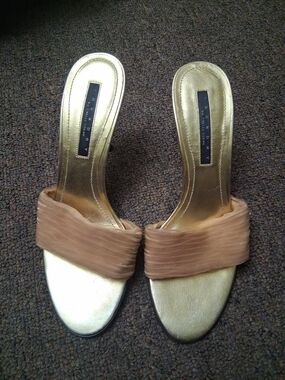 LAUNDRY SHELLI SEGAL gold BlushNudeKhakiFabricCocktailSlides Heels 8.5 VeroCuoio